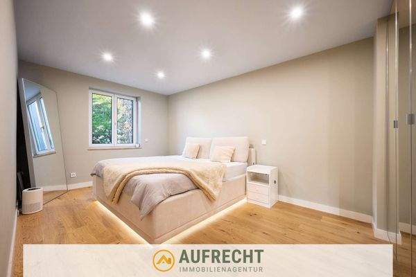 gemütliches Schlafzimmer mit Blick in den Innenhof