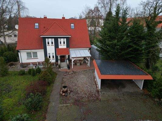 Außenansicht mit Doppelcarport