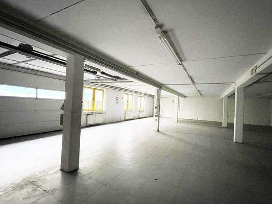 Untergeschoss Lager mit Rolltor