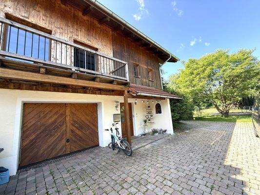 Garage und Stellplatz