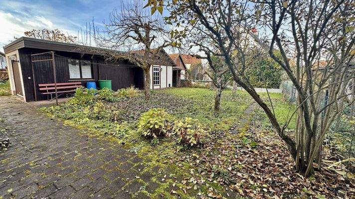 Garten mit Garage und Schuppen