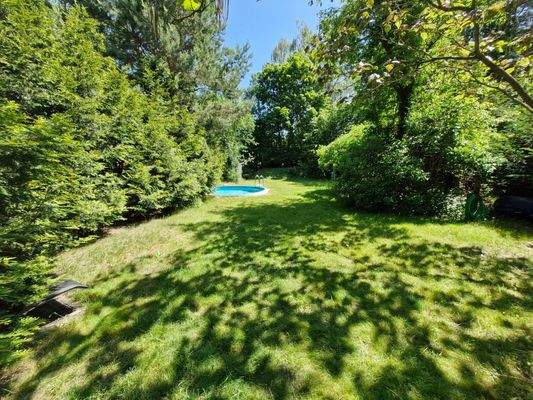 weiter Blick auf das Grundstück