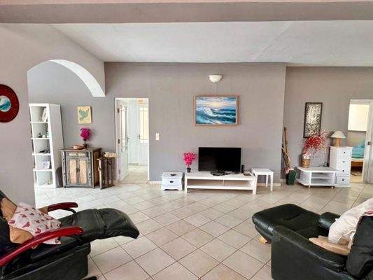 Kreta, Makry Gialos: 4-Zimmer-Erdgeschosswohnung in Strandnähe zu verkaufen