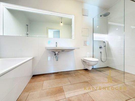 Bad mit 6,86 m²: Wanne, Dusche, Waschbecken, WC