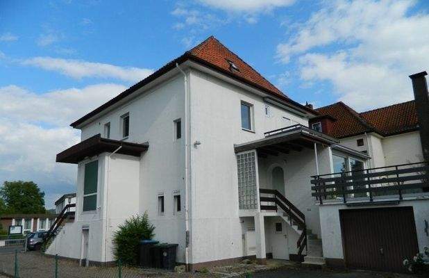 Garage u.mehrere Stellplätze im Hof