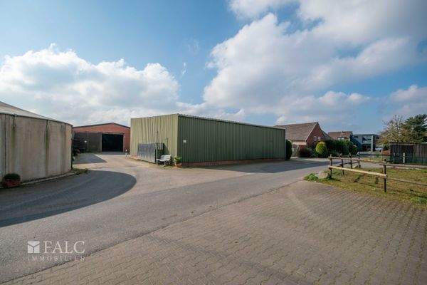 Zufahrt Hof und Halle