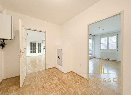 Zwischenraum als Stauraum: mit Gastherme und Tresor