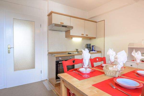 Integrierte Küchenzeile mit Backofen, Kühlschrank 