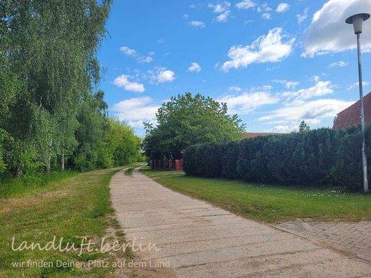 Straße zu den Windrädern.jpg