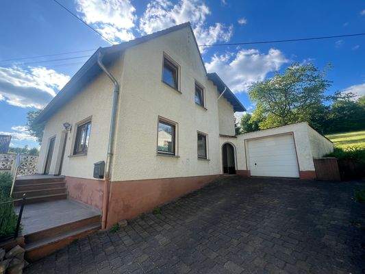 Seitenansicht mit Garage