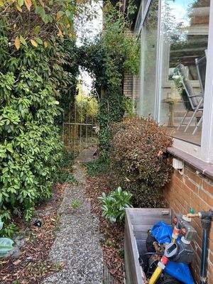 Weg zum Hof mit Gartenpumpe