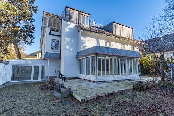 Gartenansicht der Villa