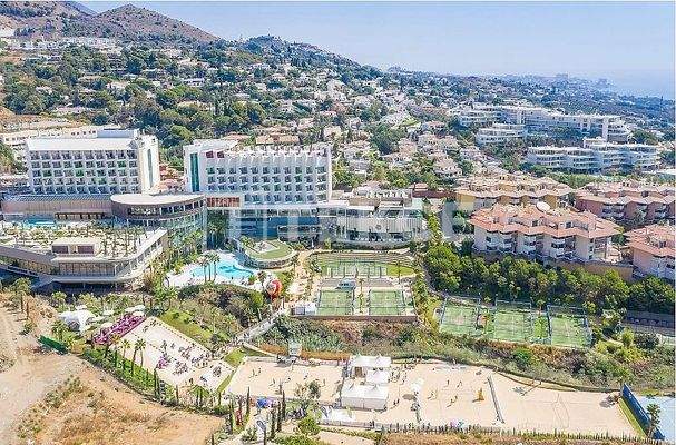Sea-View Apartment in El Higuerón, Fuengirola with Jacuzzi