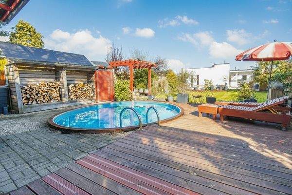 Sonnenterrasse mit Pool