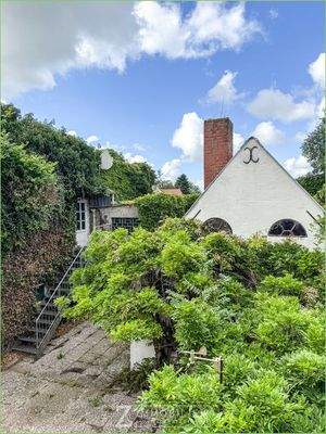 Nebengebäude und Innenhof