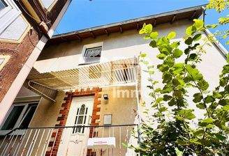 Titel Frontansicht Haus massiv