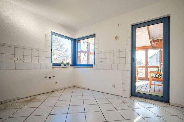 Die Küche bietet gute Stellmöglichkeiten und Zugan