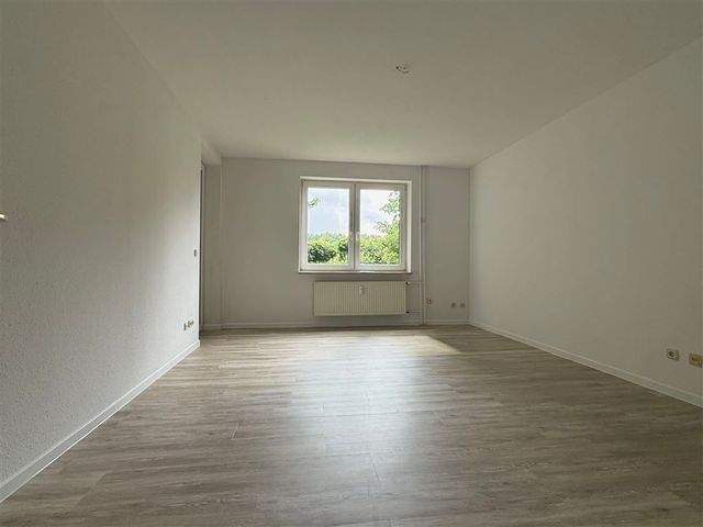 Helle 2,5-Zi.-Wohnung mit Balkon, EBK u. Tiefgaragenstellplatz; Elmschenhagen-Süd - Photo 1
