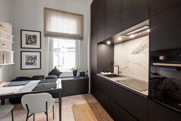 Küche mit Besprechungstisch 