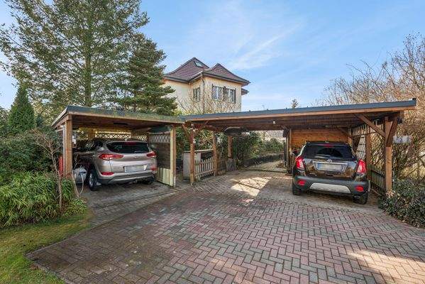 Carports auf dem Grundstück