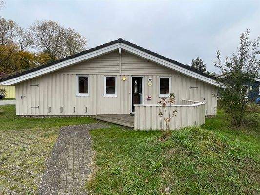 Eingangsbereich mit PKW-Stellplätzen