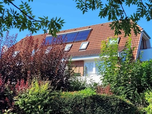 Blick auf die Dachfläche mit Solarthermie