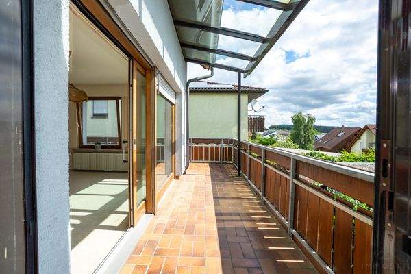 Großer Balkon mit Zugang zum Wohnzimmer