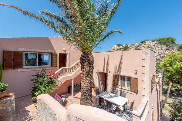 Villa mit pflegeleichtem Garten, terrassenartig angelegt