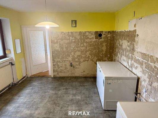 EG großzügige Küche mit Zugang zur Speis