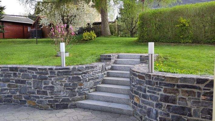 Hof mit Treppe in den Garten