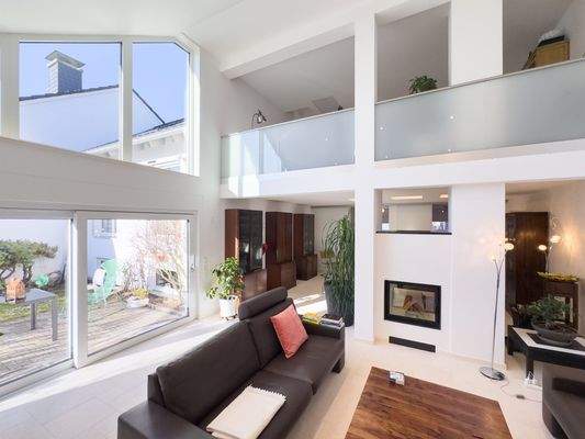 Wohnbereich mit Blick auf die Terrasse | EG