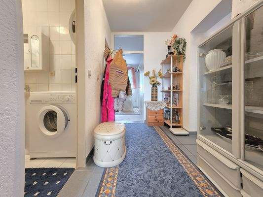 Flur mit Blick ins Bad