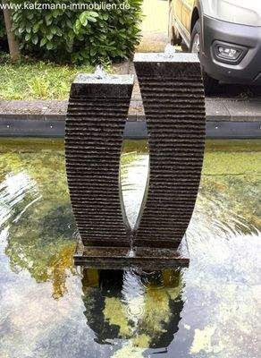 Springbrunnen vro dem Gebäude