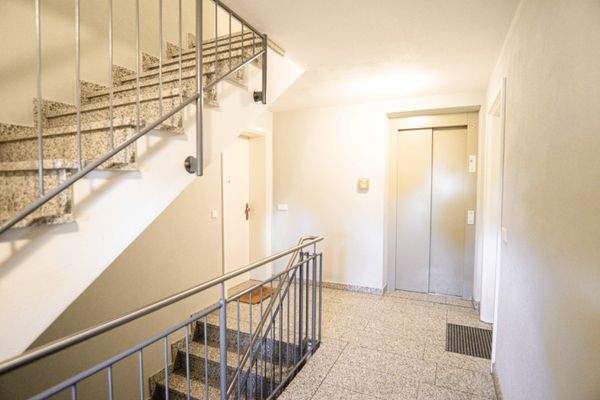 Hauseingang mit Aufzug.jpg