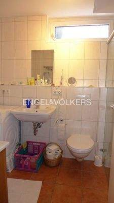 Badezimmer mit begehbarer Dusche und Waschmaschinenanschluss