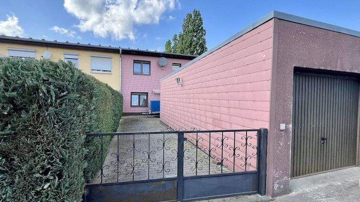 Vorderansicht mit Blick auf Hof und Garage