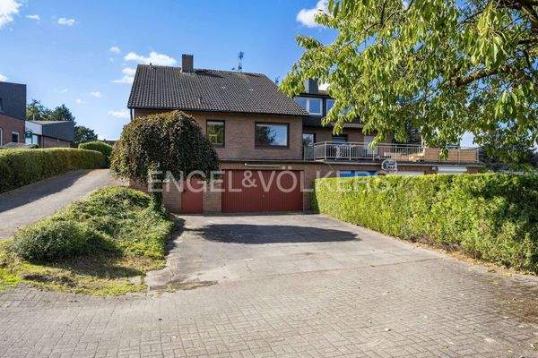 Doppelgarage und Stellplätze davor