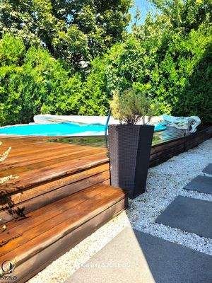 Pool mit Holzdeck