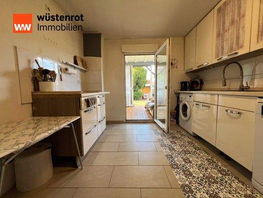 Küche mit Übergang zur Außenfläche