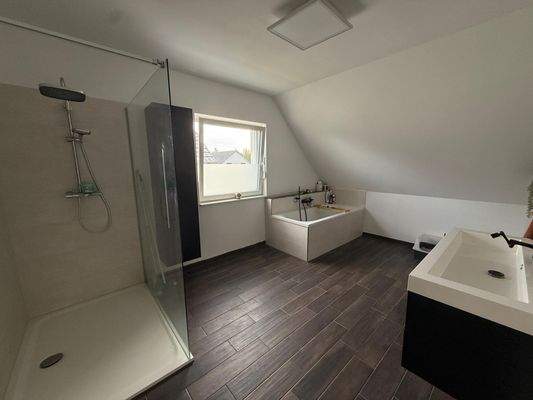 Badezimmer im Dachgeschoss mit Dusche und Badewanne