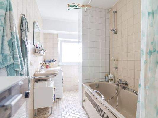 Helles Bad mit Dusche und Wanne