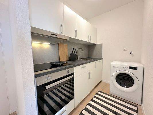 Moderne Küche mit Waschmaschine