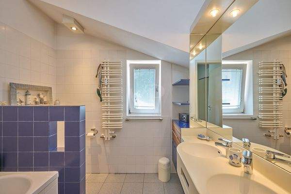 Bad OG mit Wanne Hauptwohnung