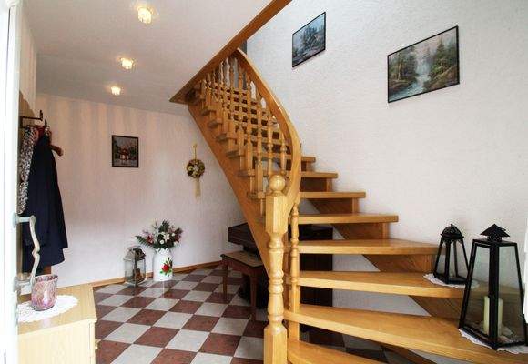 Eingangsbereich Wohnhaus mit Treppe ins OG