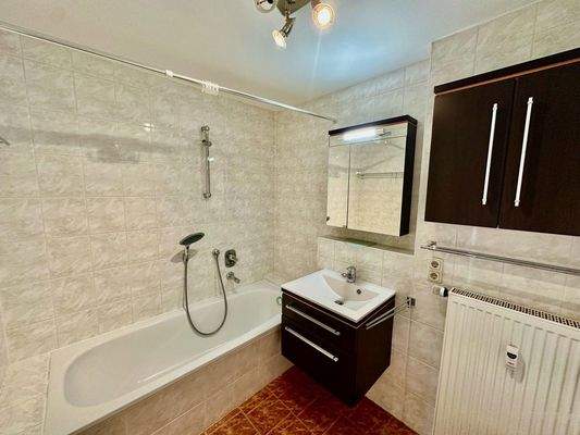 Bad mit Wanne und WC