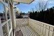 Sonniger Balkon mit Gartenabgang