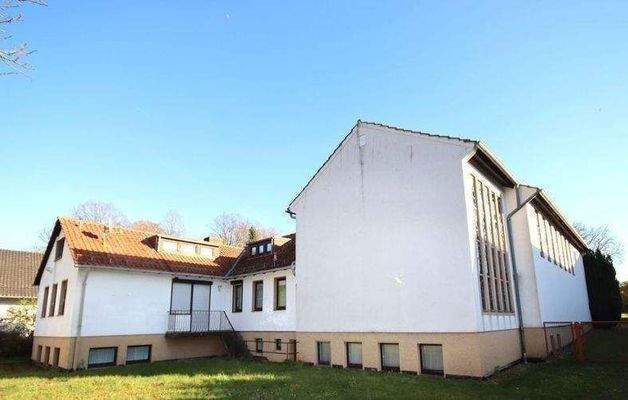 Ansicht Kirche rechts, Wohnhaus links