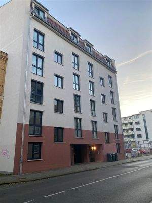 Blick zum Mehrfamilienhaus