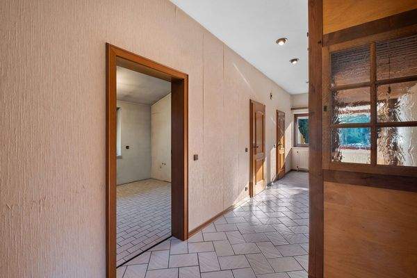 mit lichtdurchflutetem Flur