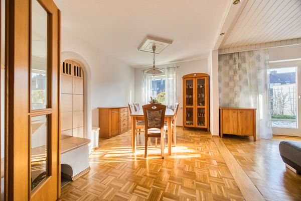 Lichtdurchfluteter Ess-/ Wohnbereich mit Kamin